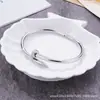 Pulsera de Acero de Titanio de Moda Oro K Sin Decoloración Estilo Clásico Cierre de Broche de Diamante en Cabeza y Cola Pulsera de Acero Inoxidable Artículo Popular Transfronterizo