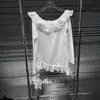 2025 Novo Outono Europeu Elegante Doce Gola de Um Ombro Manga Curta Doce Flor Plissada Blusa T-shirt de Ácido Acético
