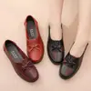Zapatos de madre de cuero suave, suela suave, planos, resistentes al desgaste, impermeables, con lazo, zapatos de trabajo, grupo de compra de microempresa, venta al por mayor de una generación