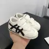 Tênis esportivos infantis 2026 primavera-verão novo modelo tênis de bebê, sapatos brancos para meninos, tênis para bebês, tênis de treinamento alemão para meninas