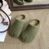 Pantuflas de peluche tipo slip-on de moda para mujer, nuevo modelo otoño e invierno 2026, adecuadas para uso casual al aire libre, fáciles de combinar, pantuflas de algodón peludo con suela suave