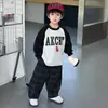 Conjunto de sudadera para niño, nuevo estilo otoño 2026, suéter elegante de manga larga para niños, pantalones casuales a cuadros para primavera y otoño para niños pequeños