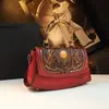 Bolsa de Mão em Couro Genuíno Novo Modelo 2026 Retrô Luxo Leve Grande Capacidade Estilo Étnico Bambu Elegante Bolsa Feminina para Mães de Meia-Idade