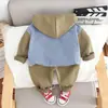 Chaqueta de Primavera y Otoño para Niños 2024 Nuevo Estilo Coreano Conjunto Casual de Tres Piezas con Capucha y Cremallera Chaqueta Fresca y Moderna para Niños Pequeños