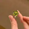 Anel de Flor Verde Fresca com Strass Nicho Moda de Luxo Leve Exquisito Anel para Dedo Indicador Anel de Design Único Personalizado
