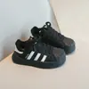 Zapatos Deportivos Forrados de Felpa para Niños 2026 Estilo Nuevo Primavera/Otoño Unisex para Niños Zapatos Tipo Tenis con Punta de Concha Suela Suave Antideslizantes Cálidos Zapatos Casuales