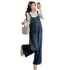 Novedad Otoño 2026 Moda Tendencia Overol de Mezclilla Reductor de Edad para Mamás y Mujeres Embarazadas + Cárdigan Suave de Punto Set de Maternidad