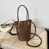 Bolso de mano estilo relajado, nueva colección otoño 2026, bolsa tote moderna y a la moda, popular para el trabajo y los desplazamientos, bolso cruzado tipo cubo para mujer