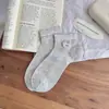 Meias esportivas finas de corte baixo, respiráveis e absorventes de suor, com bordado de urso fofo, sem costura, para mulheres, de verão