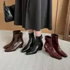 Botas de tornozelo confortáveis, que aumentam a altura, de salto baixo, com ajuste slim para outono/inverno 2026, apresentando bico quadrado delicado, adequadas para o trajeto diário, e com design elástico que abraça a perna