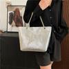 Bolso de mano personalizado de moda de este año 2025: nuevo bolso de hombro tipo tote estilo occidental, moderno y atmosférico.