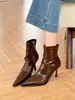 Botines de tacón alto color crema con punta para mujer, colección otoño 2024, con tacón fino y piel suave, diseñados para crear un efecto adelgazante