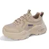 Novos sapatos femininos de verão, tênis de malha respirável, estilo coreano versátil, com sola grossa, para aumentar a altura, casuais, com sola macia, tênis 'dad shoes' para mulheres