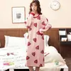 Bonita pijama de estilo coreano para mujer talla grande, de manga larga, adecuada para primavera, otoño e invierno, pijama largo hasta la rodilla que se puede usar afuera, ropa de estar para mujer