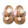 Zapatillas de algodón de suela gruesa con diseño de ratón de dibujos animados, suaves y lindas, para mujer, nuevo estilo otoño e invierno 2026, alto valor estético, zapatos peludos versátiles y lindos para usar en exteriores