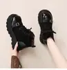 Botas Martin de Aumento de Altura Emagrecedoras Mais Vendidas Femininas 2026 Novo Outono Inverno Bico Redondo Faz os Pés Parecerem Menores Estilo Britânico Botas de Cano Curto com Solado Grosso Femininas