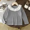 Roupas Infantis de Outono Estilo Britânico para Meninas Conjunto de Três Peças Novo Camisa Base com Gola de Renda e Babados Conjunto de Colete Conjunto de Três Peças