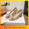 Zapatos de Tacón Alto Color Nude Estilo Francés Altura Pequeña Aumentadores 2025 Verano Nuevos Elegantes Punta Redonda Moño Zapatos de Salón para Mujer