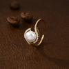 Anillo abierto distintivo de circonita electrochapada en oro auténtico para mujer, anillo de perla estilo francés retro de alta gama, anillo de dedo combinable.