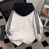 Sudadera con capucha casual estilo retro americano de 26, bloques de color de tres rayas, unisex, corte holgado, chaqueta superior