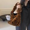 Bolso de piel con estampado de leopardo para otoño e invierno, nuevo bolso de mujer, moderno bolso de un solo hombro, bolso bandolera de gran capacidad, bolso de felpa para ir al trabajo.