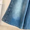 Foto real de shorts de mezclilla vintage azules talla extra para mujer, verano 2026, shorts holgados de pierna ancha de longitud media de cintura alta con retazos