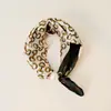 Bufanda Pequeña de Seda Estilo Nuevo con Hebilla Magnética Perezosa y Tacto de Alta Gama, Cadena de Perlas para Clavícula para Mujer, Bufanda Pequeña con Elemento de Carruaje de Lunares Paisley