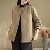 Fotos reales de la colección de invierno 2026: nuevo estilo, cuello de color bloqueado, chaqueta acolchada de algodón con patrón de diamantes artística y casual para mujer, corte holgado