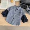 Camisa Falsa de Dos Piezas para Niños Primavera 2026 Nueva Versátil Camisa de Manga Larga para Niños con Bordado de Letras Ropa Infantil