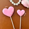 Decoración para Pastel del Día de San Valentín Qixi 2026 Oso Abrazando Corazón de Goma Blanda Topper Inserto de Tarjeta de Corazón para Día Feliz Qixi