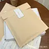 Bolsas de Embalaje de Papel Kraft Blanco para Tiendas de Ropa, Bolsas a Prueba de Polvo con Logo Personalizado, Al Por Mayor y Hechas a Medida