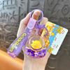 Llavero de taza de té de leche de pato amarillo pequeño auténtico autorizado lindo colgante pequeño de arena movediza líquida accesorios para mochila venta al por mayor