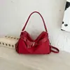 Bolsa tote de couro macio de grande capacidade vintage para outono e inverno com design de fivela, bolsa estilosa de motociclista, bolsa de ombro e transversal resistente europeia e americana
