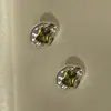 Brincos de Tarraxa em Prata Esterlina S925 com Zircônia Verde Oliva Texturizada Design Irregular Plissado da Moda High-End Lote Pequeno para Mulheres