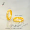 Anillo de diseño sencillo y banda ancha con círculo interior grabado, fabricado en oro arena chapado con una fuerte retención del color, adecuado para el dedo índice.