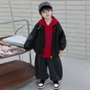 Conjunto de outono moderno e estiloso para meninos, novo modelo 2026 para crianças de 3 a 5 anos, moletom estiloso para meninos, conjunto infantil de três peças