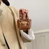 Mini bolso cubeta para mujer, nuevo bolso de hombro cruzado versátil de moda 2026, bolso de mano accesorio de diseño de nicho