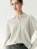 Suéter de punto 100% cachemira, sencillo y elegante, para mujer. Presenta un cuello clásico, cierre de medio botón y un corte relajado y holgado, perfecto para un look chic y sin esfuerzo.