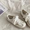 Zapatos blancos pequeños de suela gruesa estilo Hong Kong para mujer, otoño 2024, nuevos zapatos de entrenamiento morales pequeños y elegantes que combinan con todo, zapatos casuales de punta redonda, tendencia de tendencia.