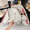 Nuevo conjunto de ropa infantil estilo coreano para primavera y otoño, moderno conjunto de sudadera unisex para niños, ropa deportiva de primavera para niños