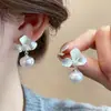 Pendientes de Flor de Tres Pétalos Cepillados Estilo Nuevo con Sentido del Diseño, Pendientes Elegantes, Lujo Ligero, Sensación de Alta Gama, Accesorios Versátiles para Mujer, Pendientes de Perla