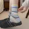 Calcetines Casuales para Mujer Otoño Invierno Bloques de Color Rayas Calcetines hasta la Pantorrilla Transpirables Hilo de Punto Calcetines con Volantes Estilo Coreano Versátiles Calcetines Largos Nuevos