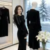 Novo vestido de veludo com estampa de fita de manga comprida para outono e inverno, vestido longo plissado elegante de corte reto slim fit para mulheres