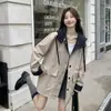 Outono de 2026 Novo Trench Coat Elegante Casual Emagrecedor e Rejuvenescedor Cáqui Estilo Coreano Cor Contrastante com Capuz