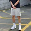 Novos Shorts Casuais Cinza de 5 Pontos Estilo Americano de Verão, Shorts Esportivos Masculinos Largos, Calças de Basquete Acima do Joelho