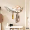 Perchero Moderno de Lujo Ligero con Plumas y Tablero Perforado para Entrada, Colgador de Pared para TV en Sala de Estar, Almacenamiento de Llaves Detrás de la Puerta de Entrada