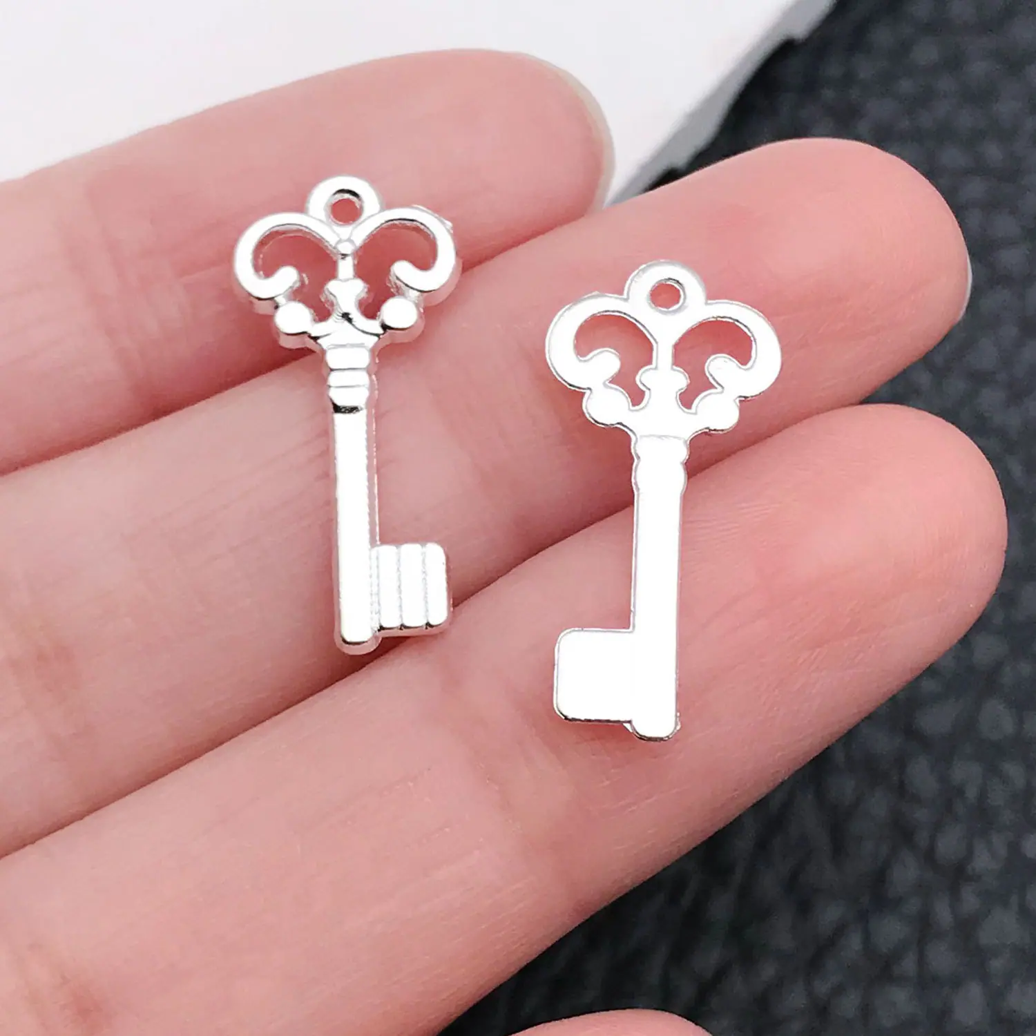 20963-M-亮银锌合金小钥匙10x22-0.4g