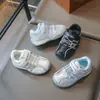 Zapatos para niñas, zapatillas de entrenamiento plateadas alemanas para niños, nuevo modelo de otoño 2026, transpirables, casuales, antideslizantes para niñas mayores