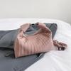 Bolso plisado portátil de nicho para mujer, otoño e invierno 2023, nuevo bolso retro de moda para axilas, bolso bandolera con bandolera a juego.