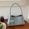 Bolsa de balde de design de nicho de luxo leve transfronteiriça, bolsa de ombro sob o braço, bolsa de mão simples retrô da moda para o dia a dia 2025